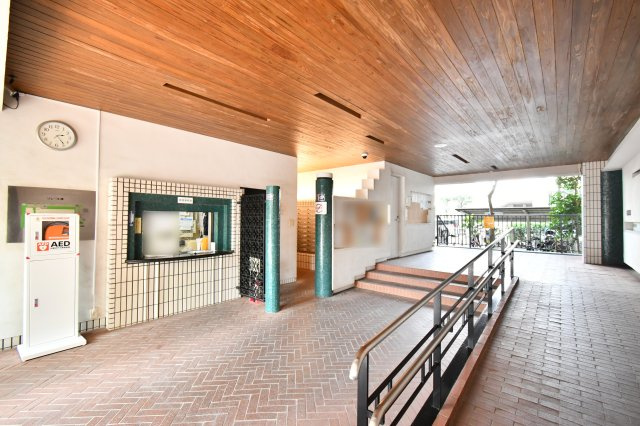 ラミーユ大宮ハイライズのエントランス|来客印象も左右するエントランス共用部写真。アプローチの広さや清掃状況は管理の目線で要チェック。掲示板や動線から“住み心地”も見えてきます（現況優先）