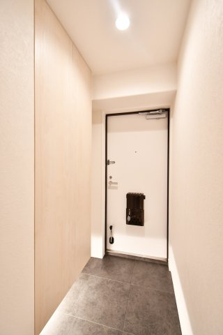 ラミーユ大宮ハイライズ一番館の玄関|新規交換されたシューズボックスは、天井近くまで使える大容量サイズ。散らかりがちな玄関もスッキリ片付きます。フルリノベで生まれ変わる清潔感溢れる空間が、家族やゲストを心地よく迎えます。
