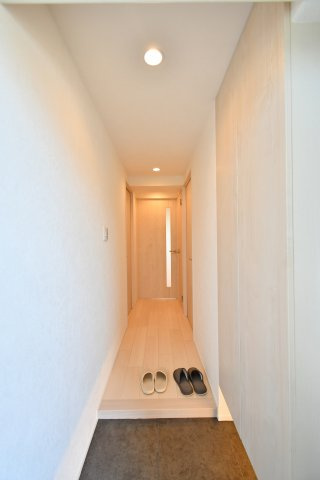 ラミーユ大宮ハイライズ一番館の玄関|トールサイズのシューズボックスですので、ご家族分の靴がしっかり収納する事ができます！ブーツや長靴などの季節ものや、高さのあるヒールなどもまとめて収納できるのが嬉しいポイントです。