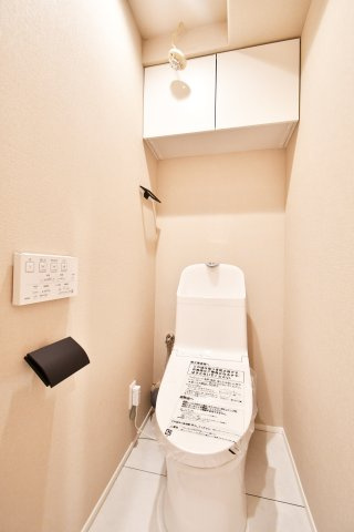 ラミーユ大宮ハイライズ一番館のトイレ|トイレ：奥行きにゆとりがあり、圧迫感の少ないトイレスペース。吊戸棚付きで、トイレットペーパーなどの備品補充も楽々行えます。掃除用具をしまうと清潔感も消す事ができ、イマドキなお部屋にできます。