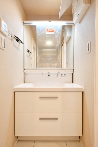 ラミーユ大宮ハイライズ一番館の独立洗面台|新品交換済みの洗面化粧台！ライトがついておりますので、お化粧時にも明るく照らしてくれます。下には収納スペースがありますので、洗剤のストック置き場にもGOOD！家事のしやすい水廻り集中型の設計です。