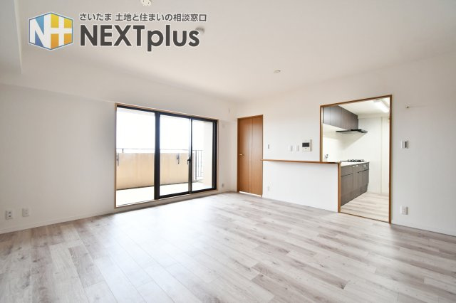 ルネ・グランテラスの居間・リビング|料理中も家族との会話が弾む対面式キッチンを採用。視界が開けているため、リビングで遊ぶお子様の様子も見守れて安心です。一新されたフローリングが明るい空間を作り出し、開放感あふれる暮らしを実現します。