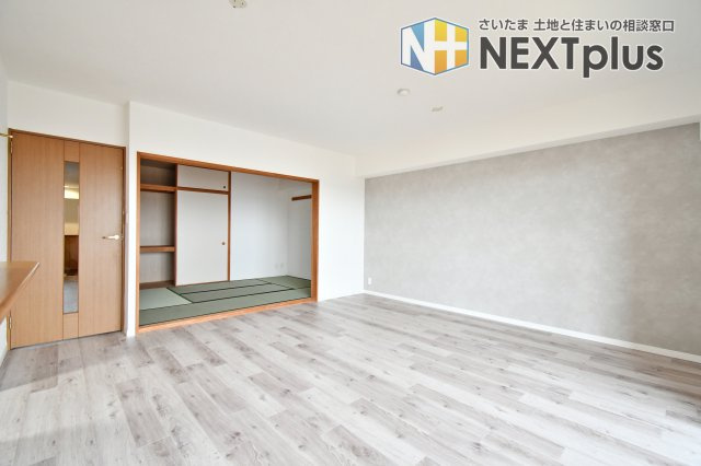 ルネ・グランテラスの居間・リビング|リビング横には、畳表替済みの心地よい和室が隣接。扉を開放すれば、より一体感のある大空間として活用可能。小さなお子様のプレイスペースや、家事の合間の休憩場所としてもおすすめな多機能な間取りが魅力です。