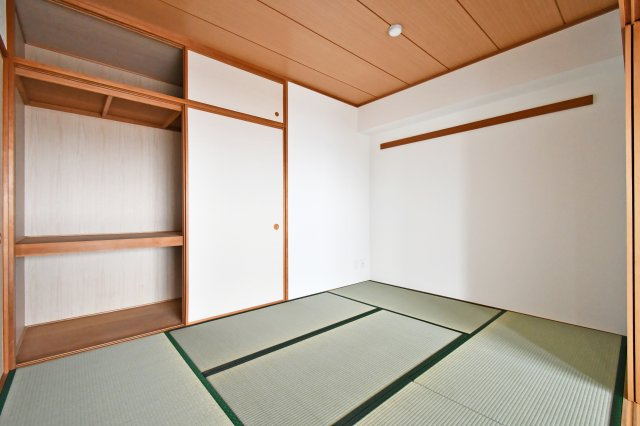ルネ・グランテラスの和室|和室：畳表替とふすま張替で、い草の香りが心地よい空間へ一新 。大容量の押入収納を備え、来客用の布団や季節物もスッキリ収まります 。家事の合間の休憩や、お子様の昼寝スペースとしてもおすすめ。
