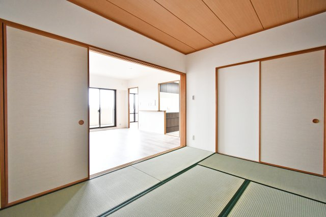 ルネ・グランテラスの和室|和室：リビングと一体化する和室は、扉を開放すれば20畳近い大空間に。リフォームにより、洋の空間とも違和感なく調和します。ライフステージに合わせて柔軟に使い方を変えられる、ゆとりある4LDKの間取り。