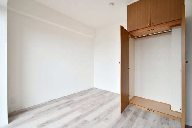 ルネ・グランテラスの洋室|洋室①：無駄のない空間設計を活かす機能的なクローゼット付き。上部までしっかり活用できる収納力でお部屋をスッキリと保てます。リフォームされた清潔感ある内装が、自分好みのインテリアをより一層引き立てます。