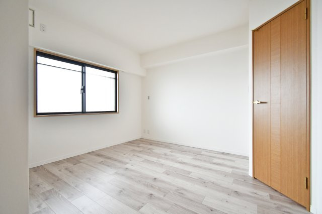 ルネ・グランテラスの洋室|洋室②：主寝室にふさわしい7畳のゆとりある洋室。リフォームで一新された空間は、ダブルベッドを置いても十分に余裕があります 。柔らかな光に包まれながら、一日の疲れを癒すひとときを。