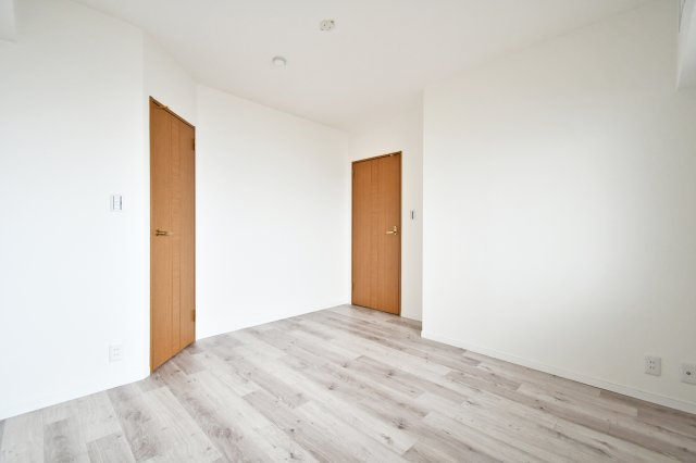 ルネ・グランテラスの洋室|洋室②：お部屋の意匠を損なわない、スマートな動線のウォークインクローゼット付き。居住スペースを最大限に広く使えるよう設計されており、家具の配置も自由自在。洗練された暮らしを叶える、機能美に満ちた一室。