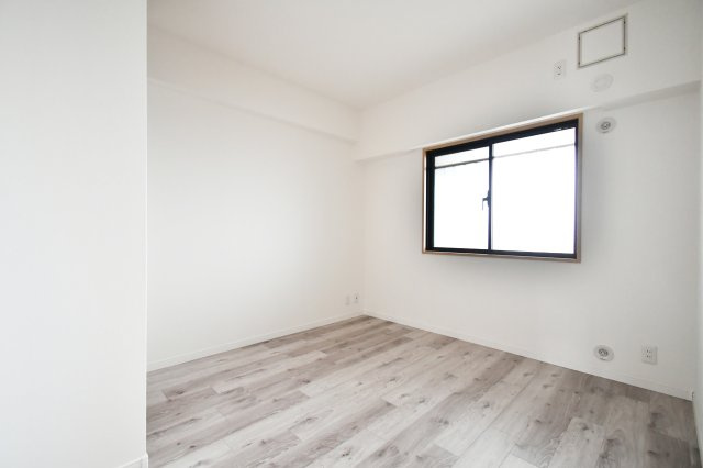 ルネ・グランテラスの洋室|洋室③：柔らかな光が差し込む5.5畳の洋室は、一新されたフローリングが明るい空間を演出。子供部屋やテレワークルームなど、ライフスタイルに合わせて柔軟に活用可能です。