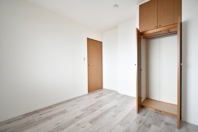ルネ・グランテラスの洋室|洋室③：お部屋をスッキリと保てる機能的なクローゼット付き。リフォームにより壁紙から細部まで一新されており、入居したその日から快適にお過ごしいただけます。限られた空間を賢く使える、無駄のない設計。