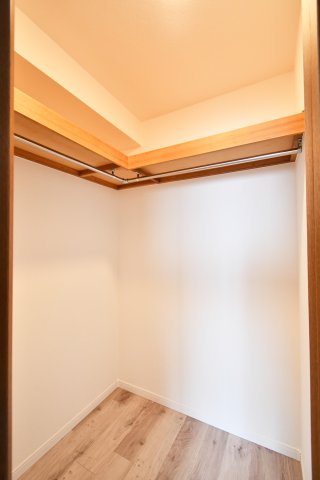 ルネ・グランテラスの収納|季節物の衣類や大型の荷物まで、まとめて管理できる大容量の収納空間。枕棚とハンガーパイプを備え、整理整頓がスムーズに。お部屋が常にスッキリと片付くため、心にゆとりが生まれる暮らしを実現します。