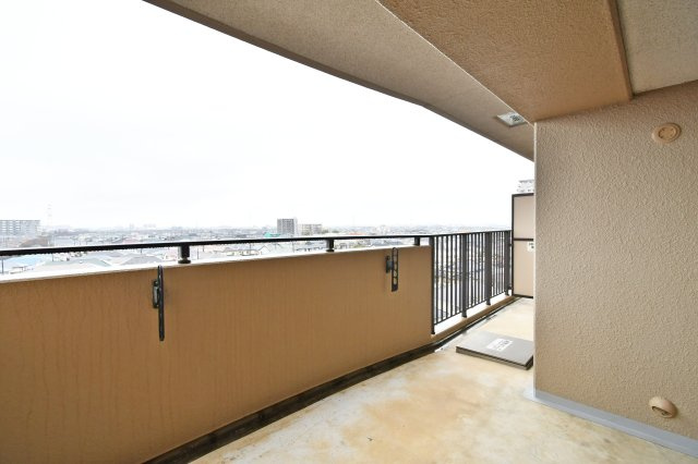 ルネ・グランテラスのバルコニー|南向きで陽当り良好な広々バルコニー。11㎡超のゆとりある空間は、洗濯物を干すだけでなく、椅子を置いてリラックスタイムを楽しむのにもおすすめ。奥行きがあり、家族の笑顔が広がる開放的な空間です。