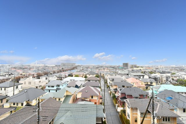 ルネ・グランテラスの展望|6階部分につき、視界を遮るもののない抜けるような眺望が広がります。この圧倒的な開放感と夜には静かな夜景を楽しめる贅沢は、駅徒歩3分の利便性を忘れさせるほどの価値。毎日の景色が、暮らしに彩りを添えます。