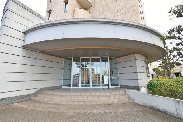 ルネ・グランテラス|重厚感あるエントランスドアが、住まいの安心感と品格を演出します。リフォーム済みの専有部へと続く、落ち着いたデザインが魅力。駅徒歩3分の立地でありながら、プライベートを大切にできる静かな玄関口です。