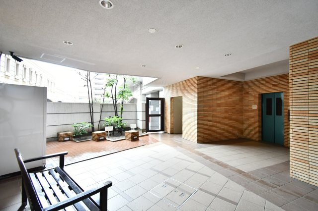 ルネ・グランテラスのエントランス|広々としたエントランスホールは、清掃が行き届き管理体制の良さが伺えます。日勤管理による安心感と、開放感のある吹き抜け構造が、住まう人を優雅に迎えます。170戸のビッグコミュニティならではのゆとりです。