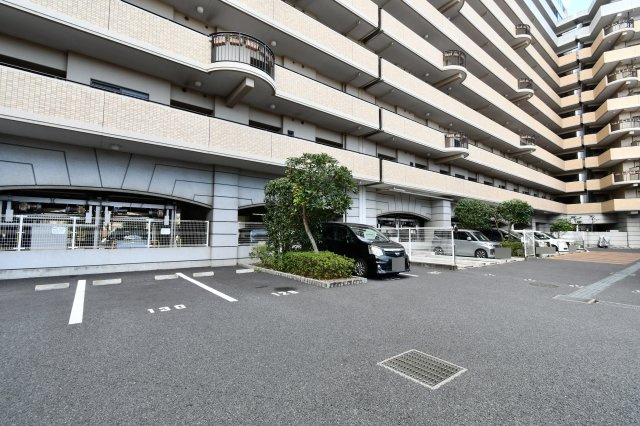 ルネ・グランテラスの駐車場|敷地内には広々とした平置き駐車場を確保。出し入れがスムーズで、大きな車を所有するご家族にも嬉しい設計です。駅近ながら、お車での移動も両立できる贅沢な環境です。