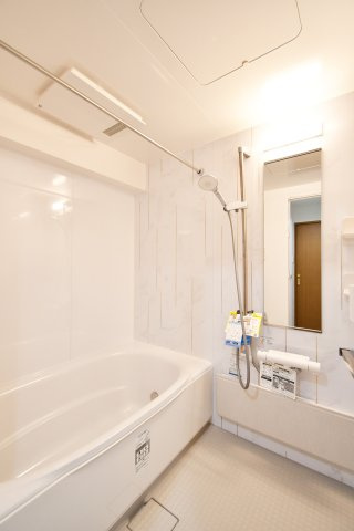 ルネ・グランテラスの浴室|一日の疲れを癒すバスルームは、システムバスを丸ごと一式交換。雨の日の洗濯にも便利な換気乾燥暖房機付きです。白を基調とした清潔感のある空間に、使い勝手の良いスライドバー付きシャワー付き。