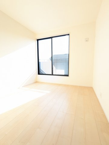 ひたちなか市田彦　10期の洋室|バルコニーに面したお部屋は照明を点ける時間が少なくて済むので省エネに繋がります。