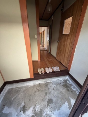 大字徳山一戸建ての玄関