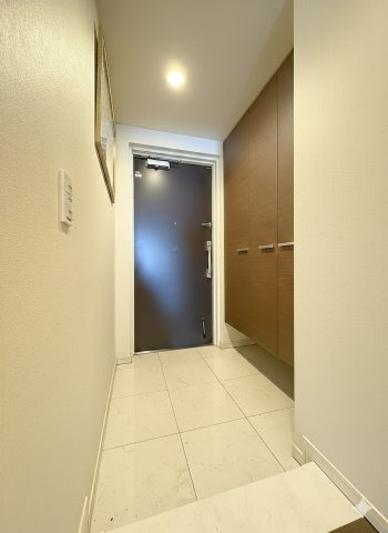 ザ・ライオンズ三郷中央レジデンスＢの玄関|トールタイプのシューズボックスで家族全員分の靴がたっぷりしまえます！