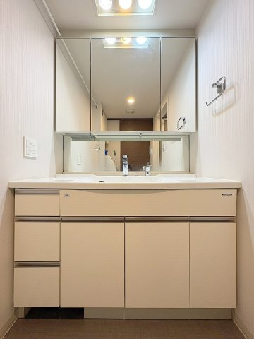 ザ・ライオンズ三郷中央レジデンスＢの独立洗面台|三面鏡付きシャワードレッサーで朝の準備も快適！収納もたっぷりついています！