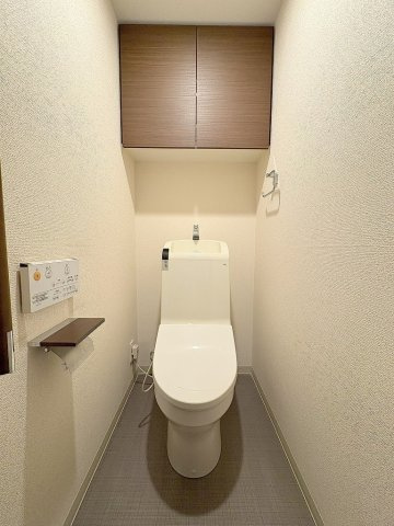 ザ・ライオンズ三郷中央レジデンスＢのトイレ|トイレ上部に収納付！快適な温水洗浄便座付です♪バブル水を利用することで便器内の汚れの付着を防止します