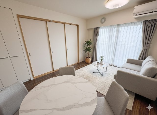 ザ・ライオンズ三郷中央レジデンスＢの居間・リビング|家族団らんで過ごすリビングは13.8帖の広さを確保※既存の家具を消し、CGによる画像処理を行っています。