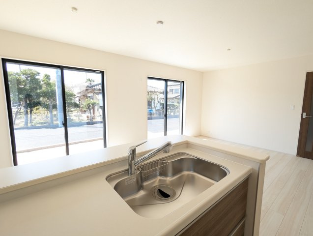 ひたちなか市足崎　20期の居間・リビング|キッチンから見たリビングです。リビングは家族皆が集まる場所～家族会議からお子様の日々の成長を感じられる場所です