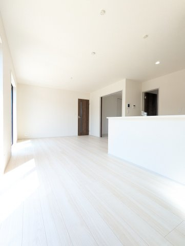 ひたちなか市足崎　20期の居間・リビング|大きな窓があり陽射しが差し込みます。お子様の目を離すことなく片付け・お料理ができ安心です～♪