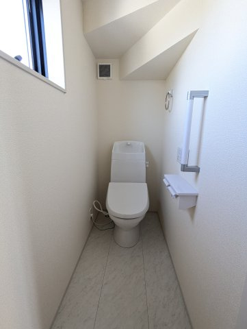 ひたちなか市足崎　20期のトイレ|窓がついており、いつでも快適な空間に！ゆっくりとお一人時間をお過ごしください