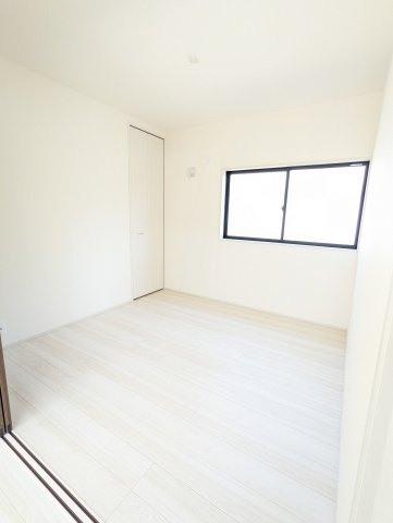 ひたちなか市足崎　20期の洋室|リビング隣の洋室は、来客用やお子様との遊ぶスペースにぴったりです