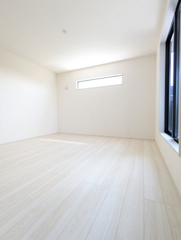 ひたちなか市足崎　20期の洋室|バルコニーに面した明るく風通しの良い心地よい空間のお部屋です♪