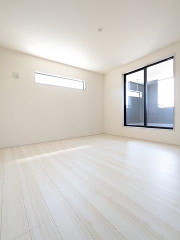 ひたちなか市足崎　20期の洋室|バルコニーに面したお部屋は照明を点ける時間が少なくて済むので省エネに繋がります。