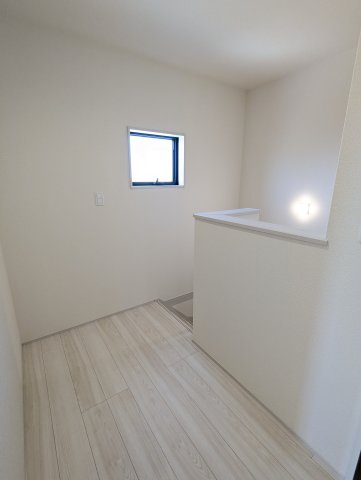 ひたちなか市足崎　20期の内装|窓付きの階段は明るく、手すり付きで小さなお子様でも安心です