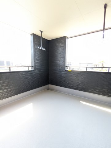 ひたちなか市足崎　20期のバルコニー|ルーフバルコニーで家族全員の洗濯物の干せちゃいます！屋根付きで急な雨でも安心！