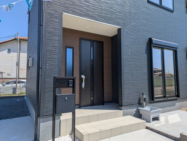 ひたちなか市足崎　20期の玄関|同施工エントランスです。帰りたくなる家、住む幸せ、ご見学の際はお問合せ下さい。心よりお待ちしております～。