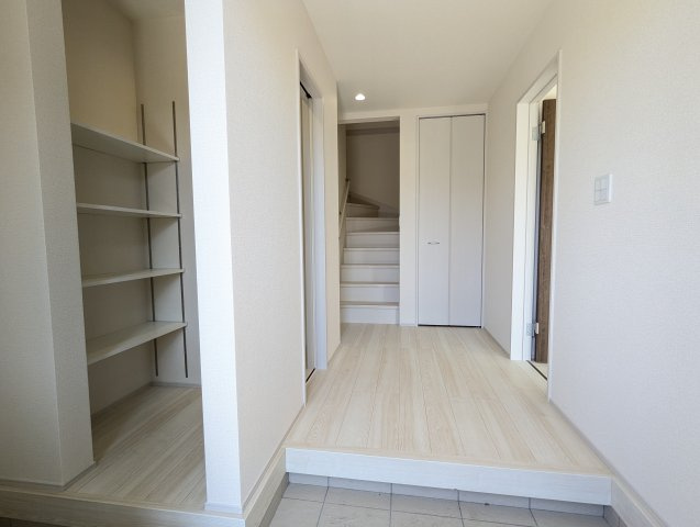 ひたちなか市足崎　20期の玄関|同施工玄関です。白を基調としているのでスッキリとしています♪