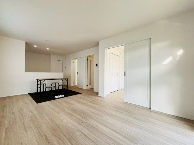 ＋＋読谷村上地－A号棟（全３棟）の居間・リビング