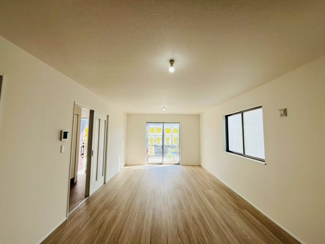 ＋＋読谷村上地－B号棟（全３棟）の居間・リビング