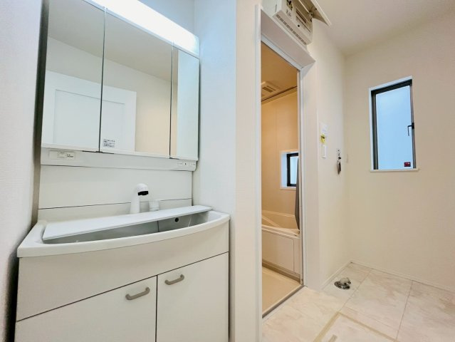 ＋＋読谷村上地－B号棟（全３棟）の独立洗面台