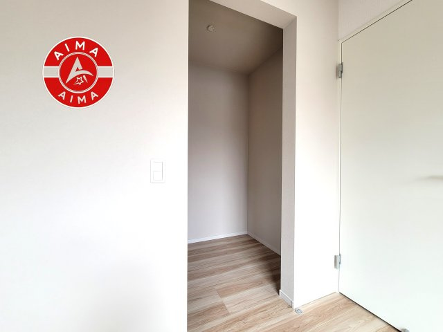 福岡市南区皿山3丁目第7-2棟（1号棟）　の収納|洋服や大きな荷物が多い方や人数の多いご家族などは、一般的なクローゼットよりもウォークインクローゼットのほうが使い勝手が良いです。