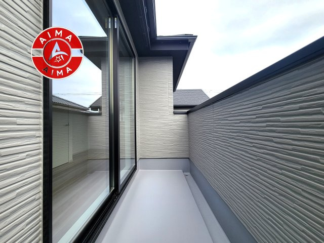 福岡市南区皿山3丁目第7-2棟（1号棟）　のバルコニー|風をしっかりと感じられるバルコニーでは、毎日が洗濯日和です。広々としているので洗濯も楽しくなるでしょうし、気分転換にバルコニーからの眺めを楽しむのもいいでしょう。