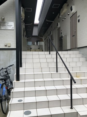 川崎市多摩区三田２丁目のアパートのエントランス