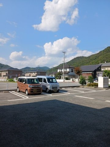 シャルムＢの駐車場