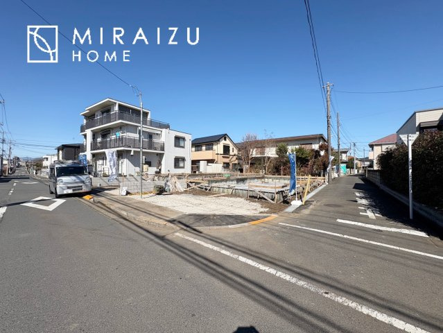 【前面道路含む現地写真】 | プライバシー性と開放感を高める住環境。陽当たりの良い開かれたロケーションを活かし、心地よい暮らしをプランニング

