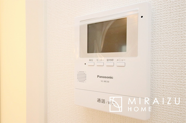 【その他】 | 来客時にカラー画像で確認が出来るので安心。夜間でもLEDライトでくっきりと映ります。また画像のみの対応も出来る為、こちら側の声は聞こえず様子を見てからインターホン対応も可能で安心ですね。