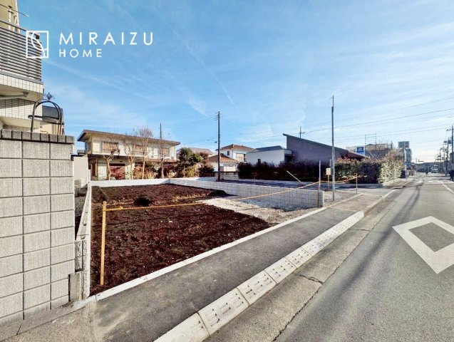 【外観】 | 青く澄み渡った綺麗な空と、陽の光をたっぷりと受ける、そんな新築住宅で新生活をスタートしてみませんか？見学・ご相談等、ミライズホーム(株)までお気軽にご連絡下さい。