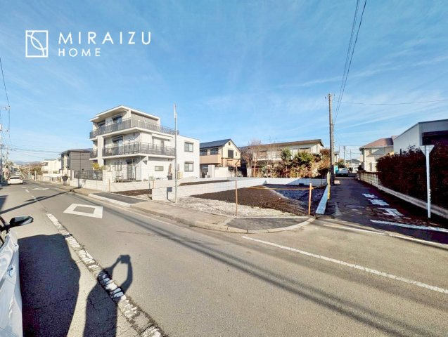 【前面道路含む現地写真】 | 青く澄み渡った綺麗な空と、陽の光をたっぷりと受ける、そんな新築住宅で新生活をスタートしてみませんか？見学・ご相談等、ミライズホーム(株)までお気軽にご連絡下さい♪