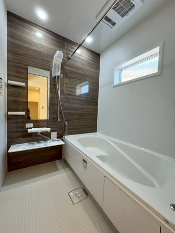 SUN COURTーサンコート－小倉北区上到津1丁目【小倉北区　新築戸建て】の浴室|半身浴ができるベンチ付の節水型浴槽です♪【小倉北区　新築戸建て】