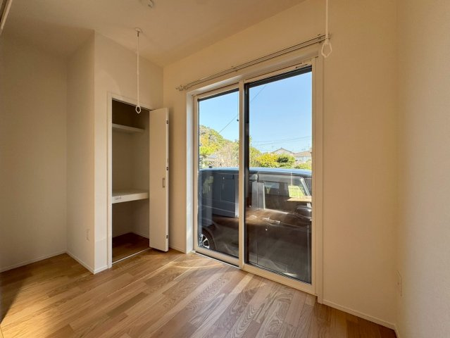 SUN COURTーサンコート－小倉北区上到津1丁目【小倉北区　新築戸建て】の洋室|リビングとの繋がりを感じる開放的な3.5帖洋室【小倉北区　新築戸建て】